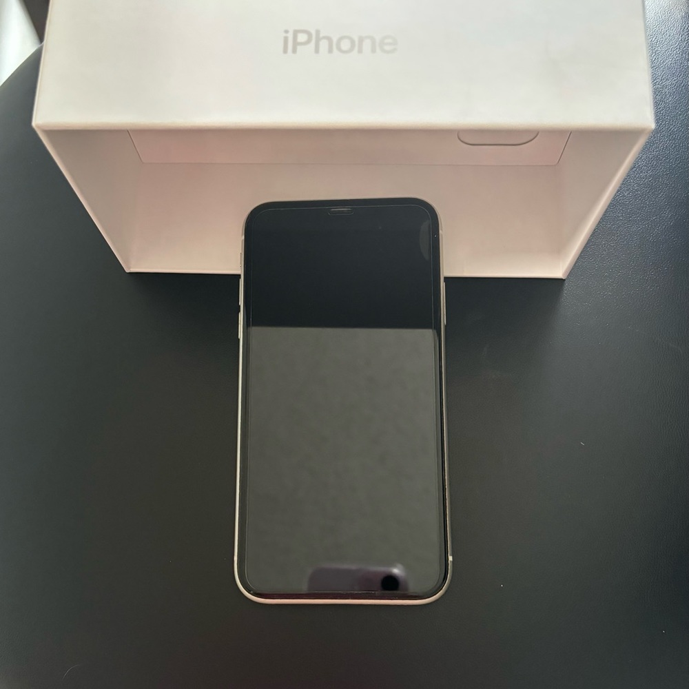 White Apple iPhone 11 like new - 128gb. Excellent condition